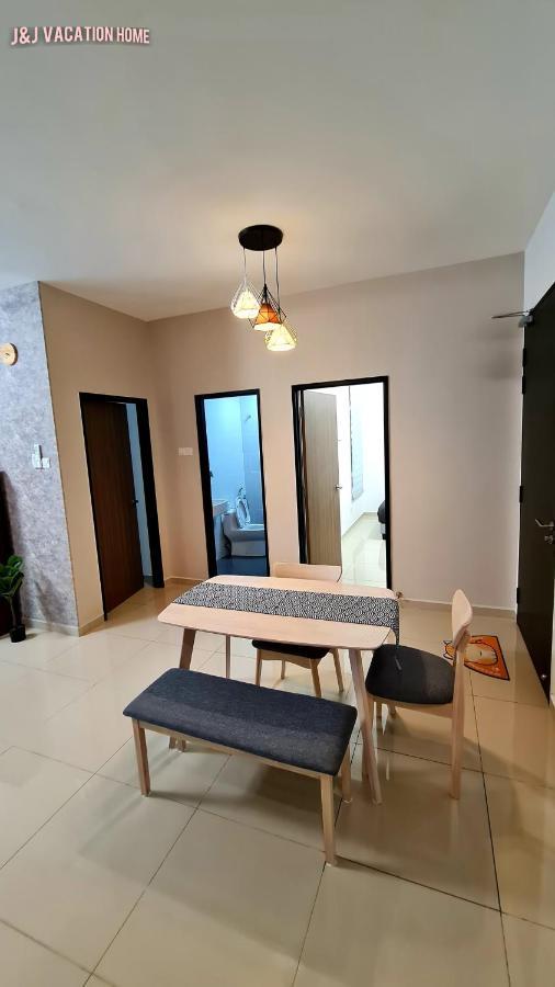J&J Vacation Home@Novo8 Residence Kampong Tambak Eksteriør billede