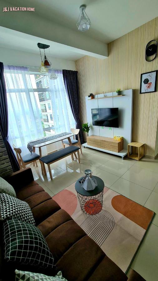 J&J Vacation Home@Novo8 Residence Kampong Tambak Eksteriør billede
