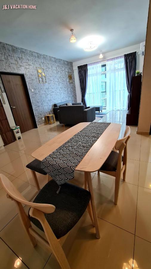 J&J Vacation Home@Novo8 Residence Kampong Tambak Eksteriør billede