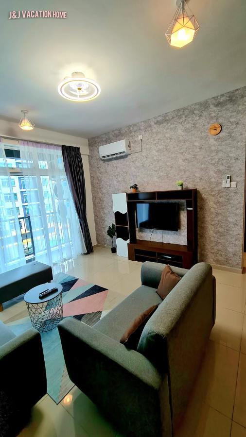 J&J Vacation Home@Novo8 Residence Kampong Tambak Eksteriør billede