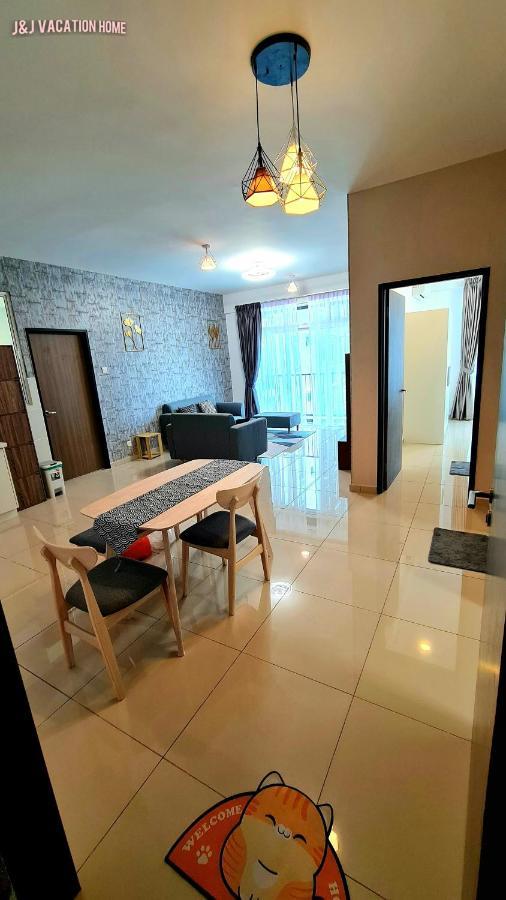 J&J Vacation Home@Novo8 Residence Kampong Tambak Eksteriør billede